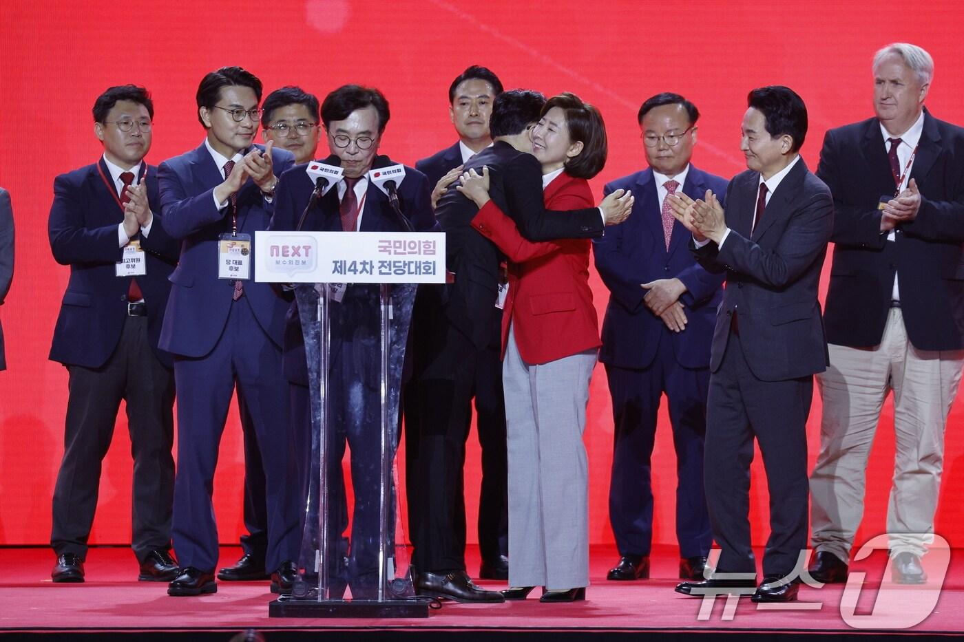 본문 이미지 - 한동훈 국민의힘 신임 당대표가 23일 오후 경기 고양시 일산서구 킨텍스에서 열린 국민의힘 제4차 전당대회에서 당대표에 당선되자 나경원 후보와 포옹하고 있다. 2024.7.23/뉴스1 ⓒ News1 안은나 기자