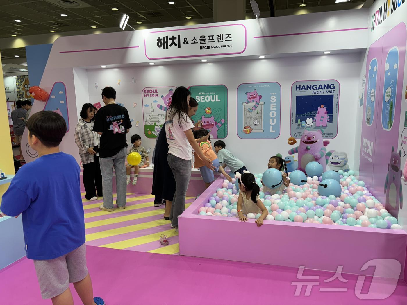 본문 이미지 - 캐릭터 라이선싱 페어 2024 '해치&소울프렌즈 부스'에 시민들이 몰려 있다. (서울시 제공)