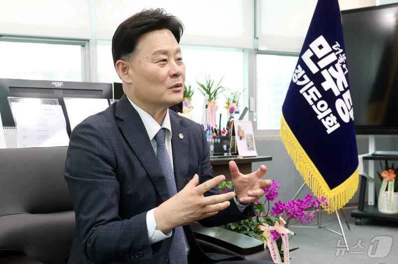 본문 이미지 - 경기도의회 최종현 더불어민주당 대표의원(수원7)이 23일 출입기자 간담회를 통해 “강한 실천으로 의원들의 신뢰와 믿음을 만들어내겠다”는 의지를 밝혔다.(경기도의회 제공)/