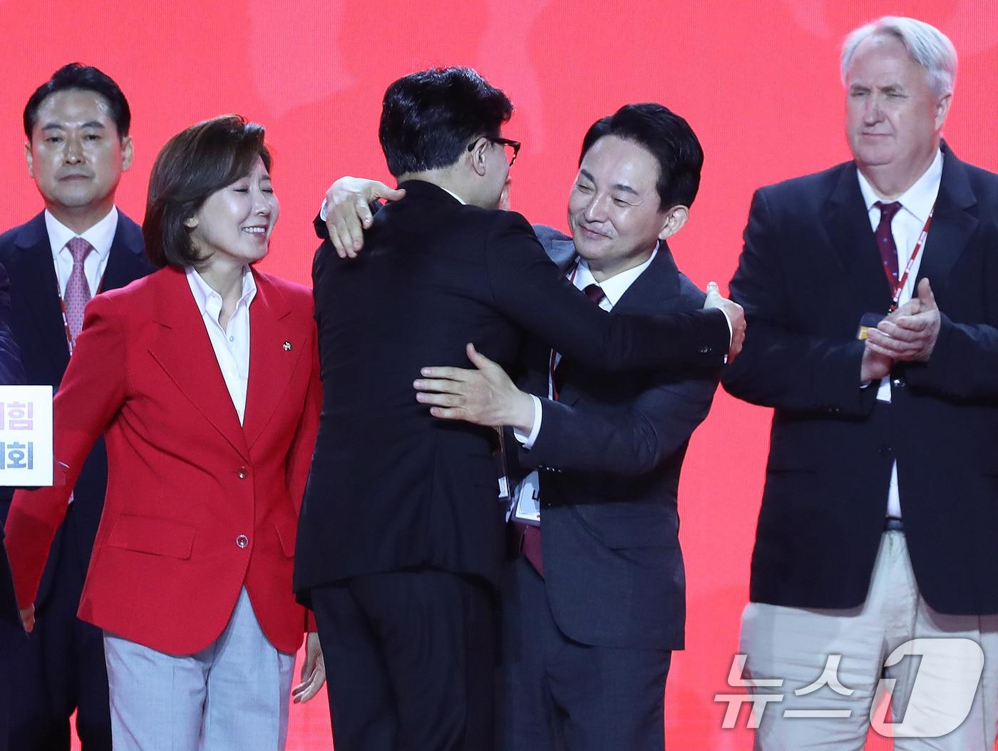 본문 이미지 - 한동훈 국민의힘 신임 당대표가 23일 오후 경기 고양시 킨텍스에서 열린 국민의힘 제4차 전당대회에서 경쟁했던 원희룡 후보와 포옹하고 있다. (공동취재)2024.7.23/뉴스1 ⓒ News1 안은나 기자