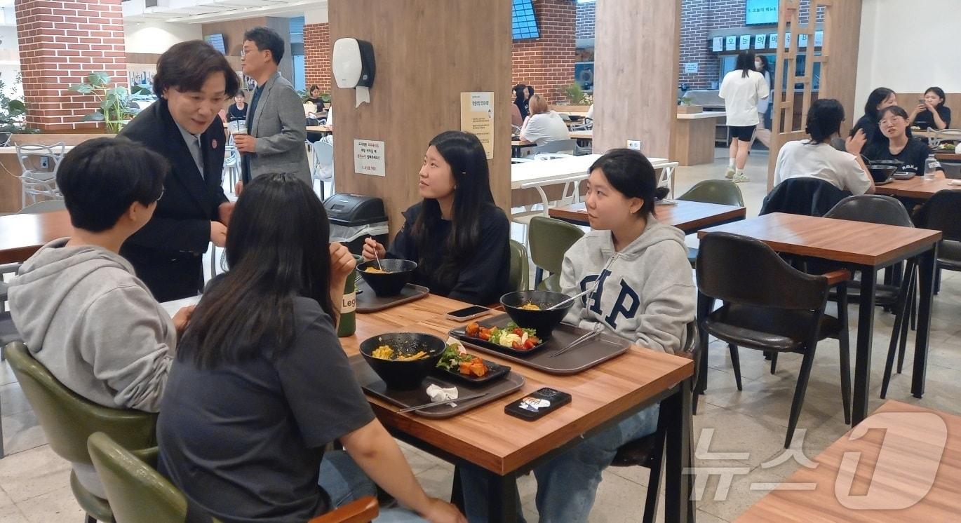 본문 이미지 - 덕성여대 김건희 총장(왼쪽)이 '천원의 아침밥'을 배식하고 식사하는 학생들을 격려하고 있다. (덕성여대 제공)