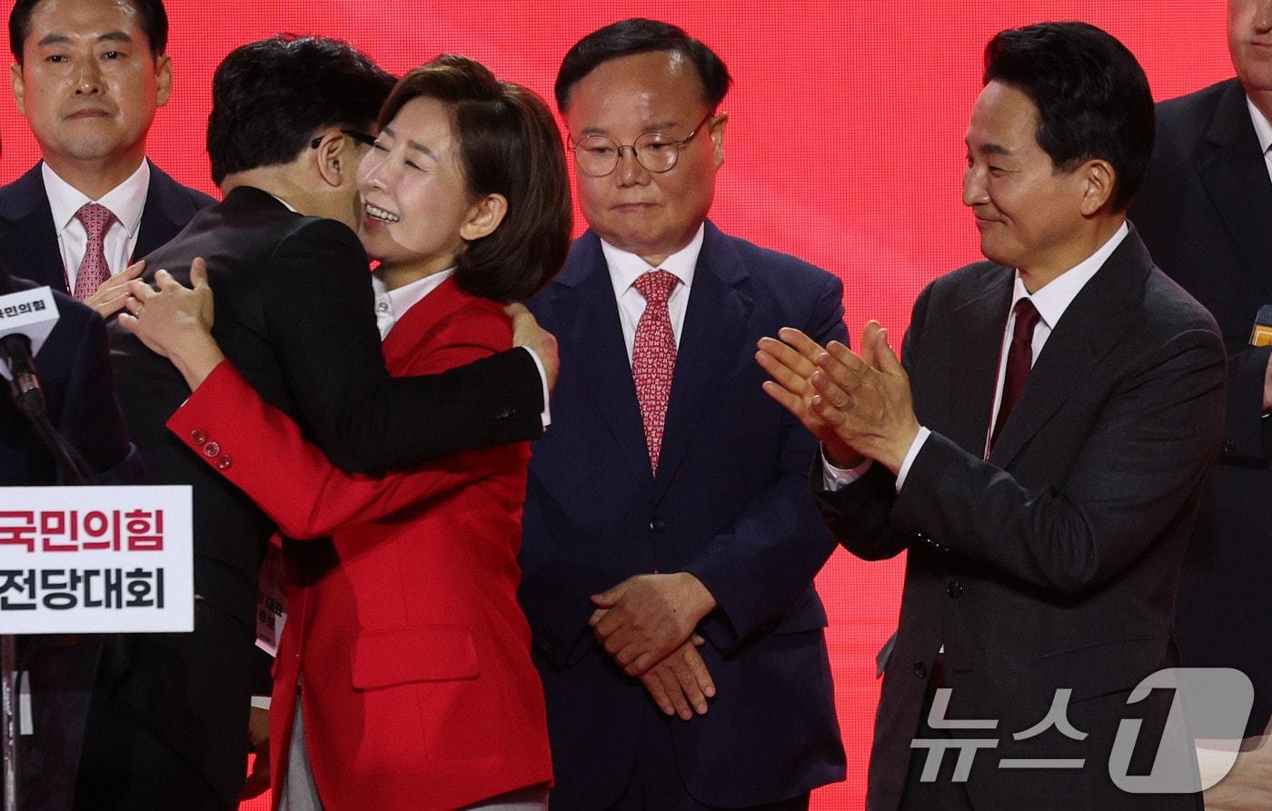 본문 이미지 - 한동훈 국민의힘 신임 당대표가 23일 오후 경기 고양시 일산서구 킨텍스에서 열린 국민의힘 제4차 전당대회에서 나경원, 원희룡 후보의 축하를 받고 있다. (공동취재) 2024.7.23/뉴스1 ⓒ News1 안은나 기자