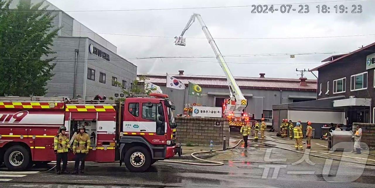본문 이미지 - 23일 오후 5시22분쯤 경기 평택시 모곡동의 한 변압기 제조공장에서 불이 나 소방당국이 진화작업을 벌이고 있다.&#40;경기도소방재난본부 제공&#41;/