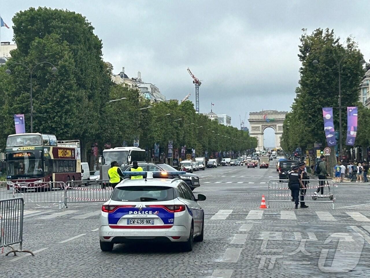 본문 이미지 - 23일&#40;한국시간&#41; 프랑스 파리의 샹젤리제 거리 부근에 경찰 병력이 배치돼 자유로운 통행을 막고 있다. 2024.7.23/뉴스1 ⓒ News1 문대현 기자 