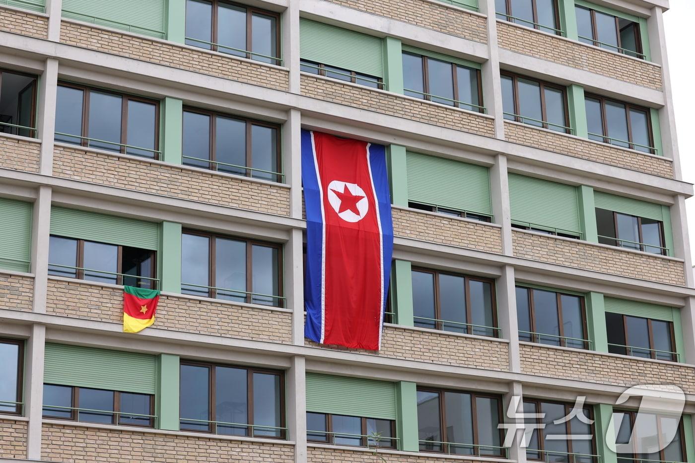 본문 이미지 - 파리에 걸린 북한 인공기. (사진은 기사 내용과 무관함) /뉴스1 ⓒ News1 박정호 기자