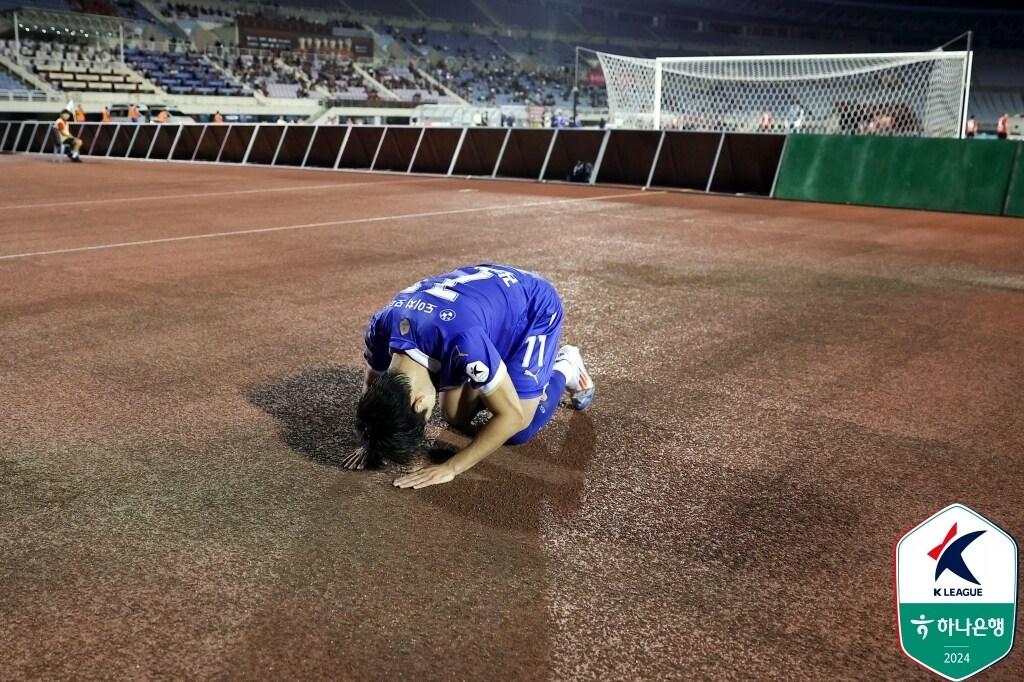 본문 이미지 - 수원 삼성의 김지호가 득점을 터트린 뒤 팬들에게 큰절 세리머니를 하고 있다 &#40;한국프로축구연맹 제공&#41;