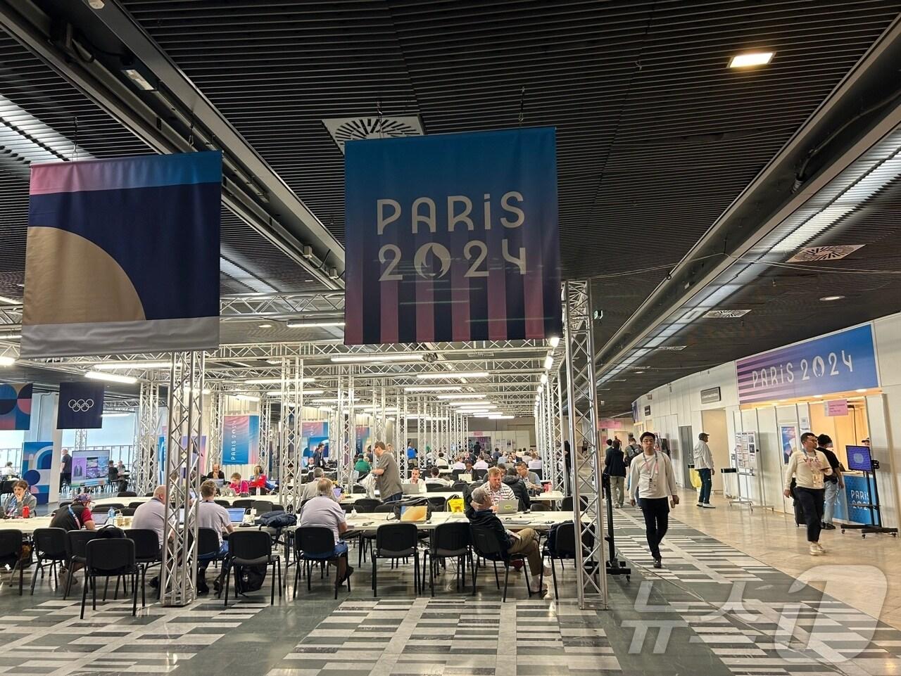 본문 이미지 -  23일(한국시간) 프랑스 파리의 팔레 데 콩그레에 마련된 메인프레스센터(MPC)의 모습. 2024.7.23/뉴스1 ⓒ News1 문대현 기자