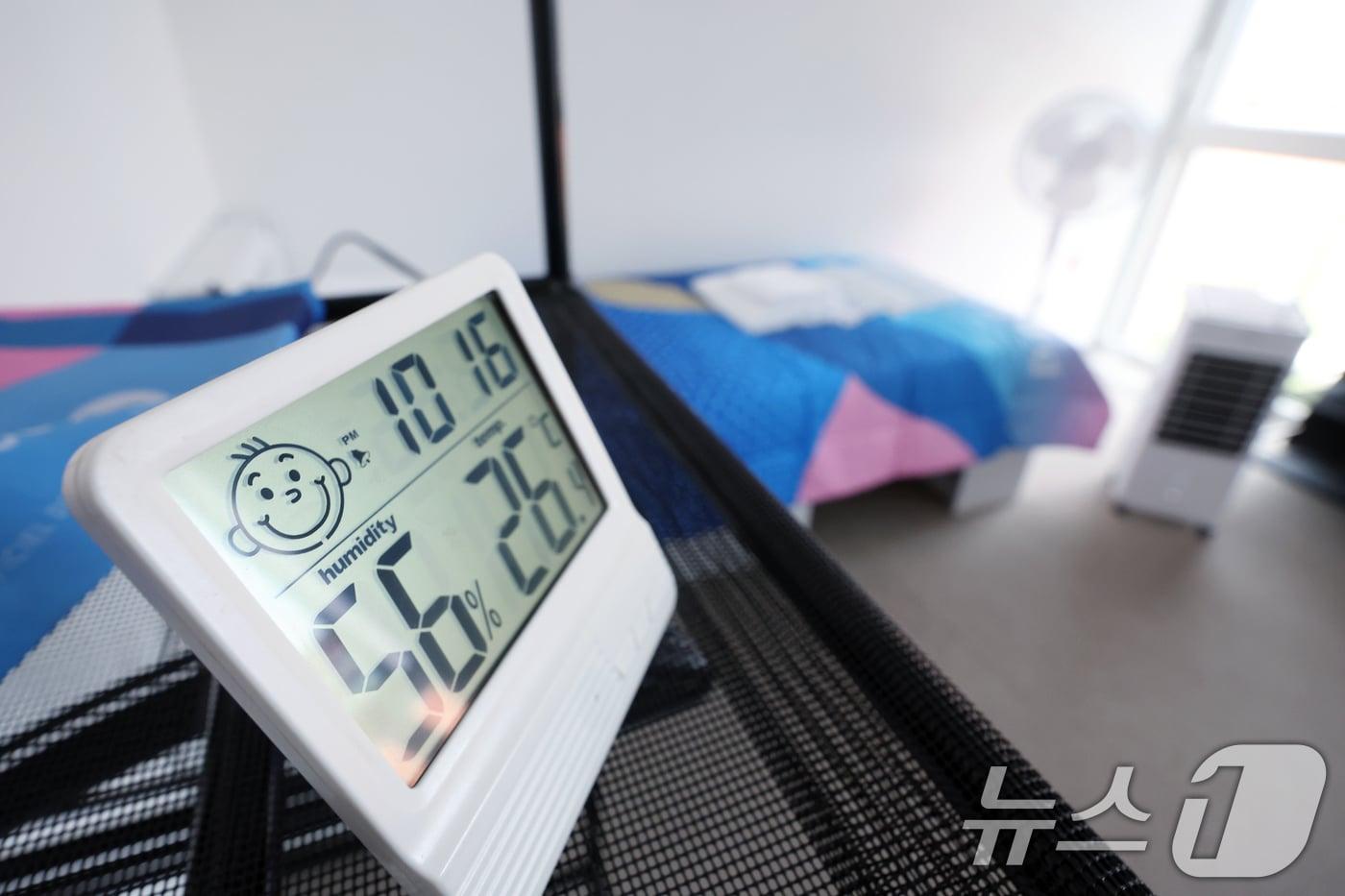 23일 오후(한국시간) 프랑스 파리 생드니 올림픽 선수촌 대한민국 선수단 숙소에 온습도계가 놓여져 있다. 2024.7.24/뉴스1 ⓒ News1 박정호 기자
