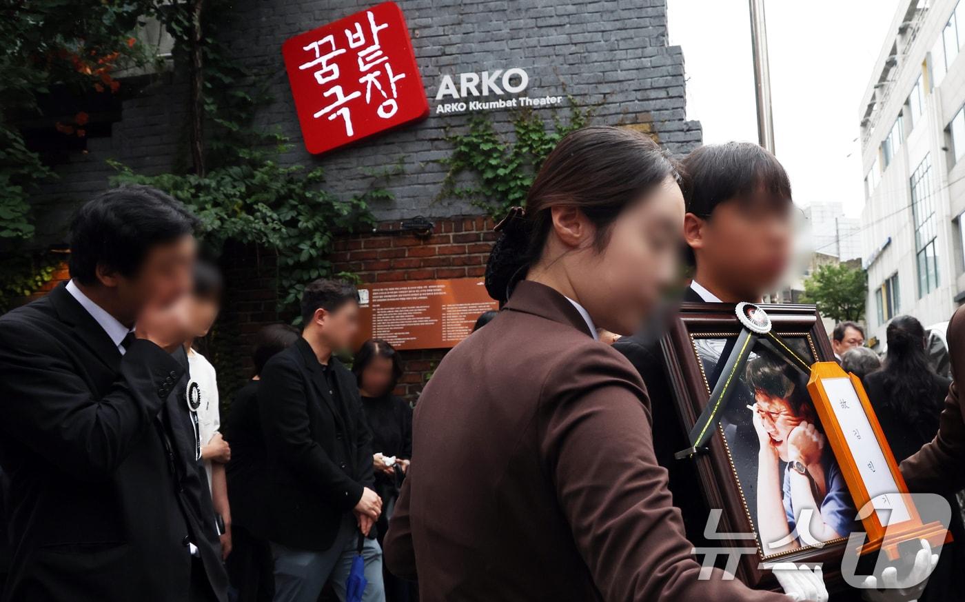 20일 서울 종로구 대학로 아르코 꿈밭극장(옛 학전)에서 열린 고 김민기의 노제에서 고인의 영정이 운구되고 있다. 2024.7.24/뉴스1 ⓒ News1 김명섭 기자