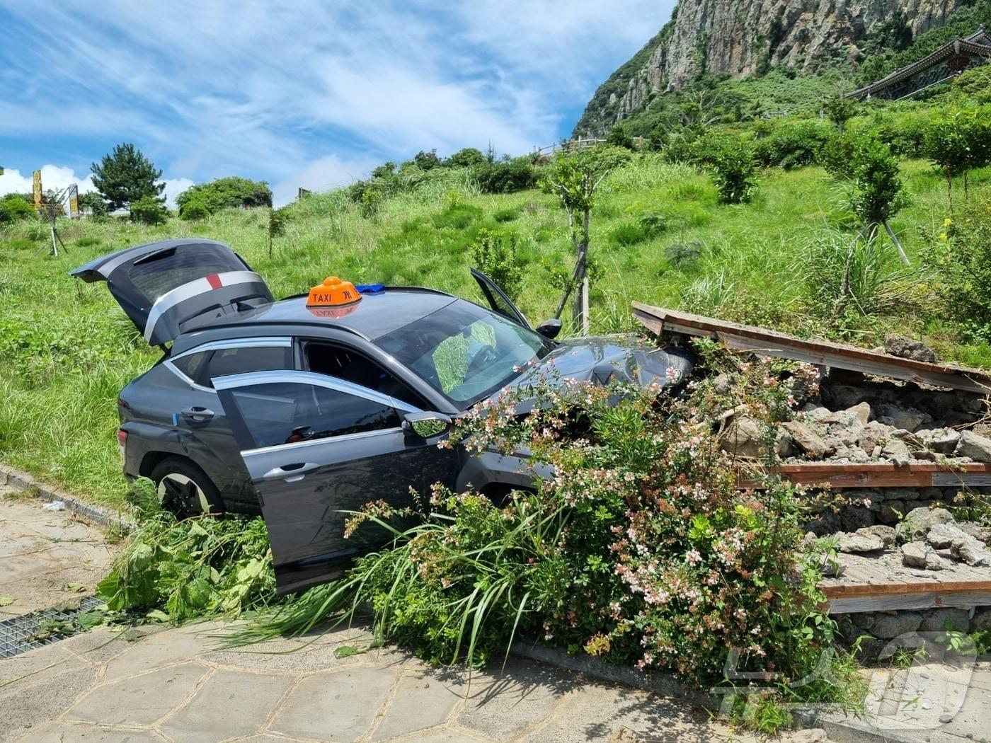 본문 이미지 - 23일 낮 12시5분 쯤 서귀포시 안덕면 산방산 공영주차장 인근에서 택시 단독 교통사고가 발생해 탑승자 3명이 크게 다쳐 병원으로 이송됐다.(제주소방안전본부 제공)2024.7.23/뉴스1