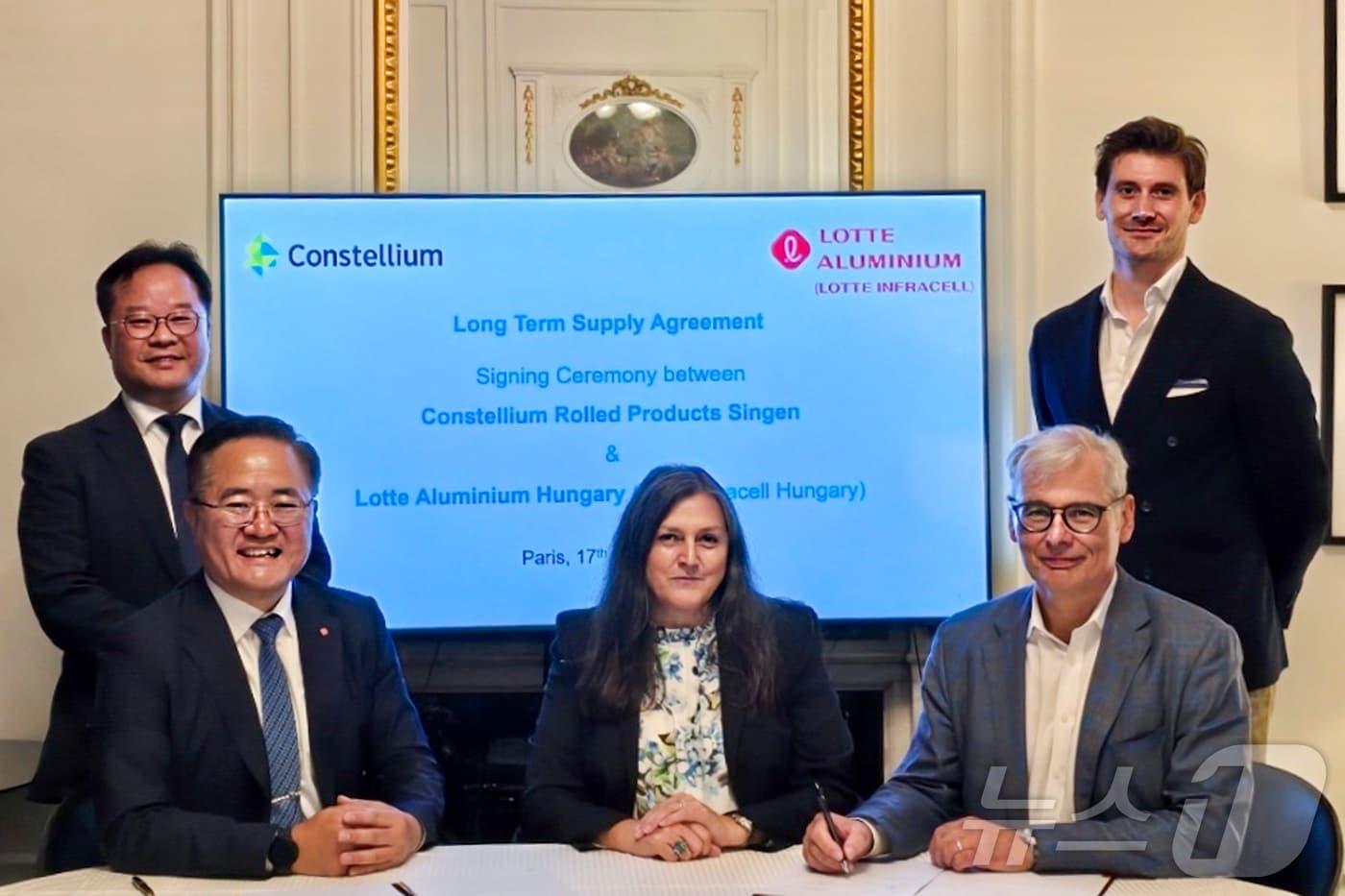롯데케미칼의 이차전지 소재전문 자회사인 롯데인프라셀은 6월 17일 독일 알루미늄 제조사 컨스텔리움과 이차전지용 양극박 원재료 장기공급 조인식을 체결했다.(롯데케미칼 제공)