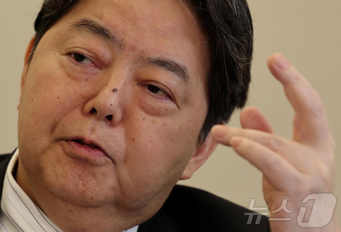 본문 이미지 - 하야시 요시마사 일본 관방장관이 23일 (현지시간) 도쿄에서 인터뷰를 갖고 러시아 군에 의용군으로 참여한 일본인 수에 관한 질문에 "사안의 성질상 답변을 삼가겠다＂고 밝히고 있다. 2024.07.24 ⓒ 로이터=뉴스1 ⓒ News1 우동명 기자