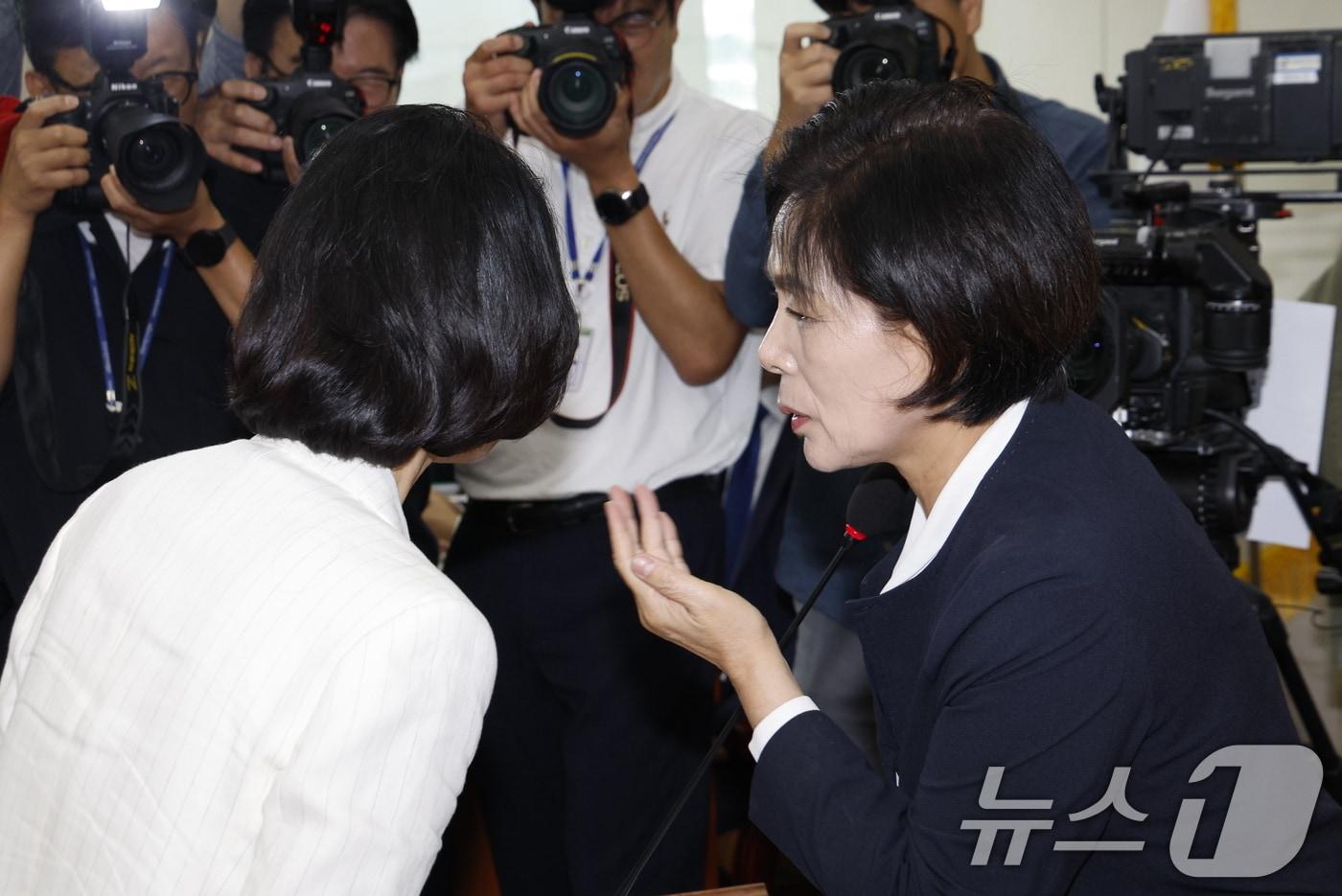 최민희, 이진숙에 귓속말 