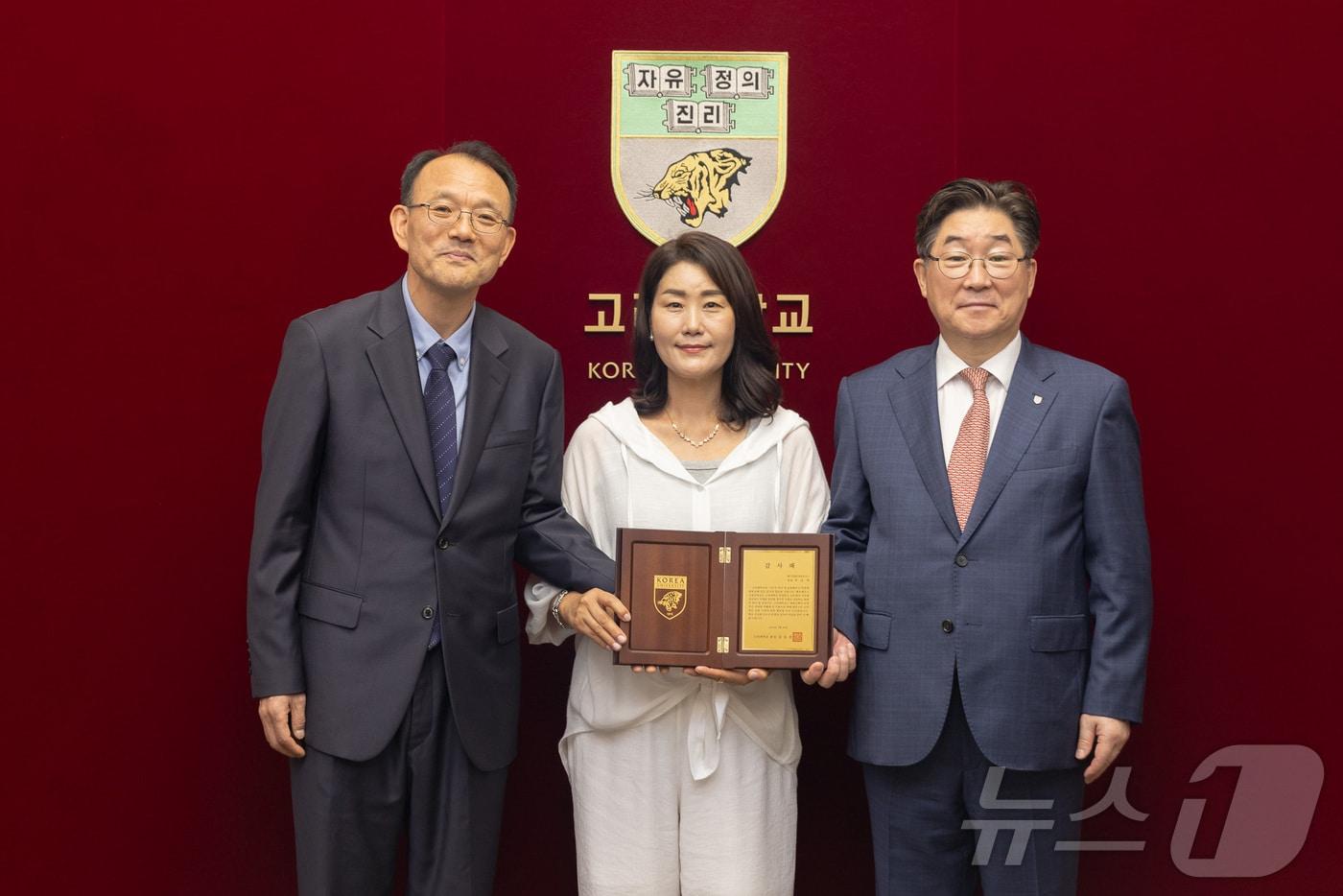 본문 이미지 - (왼쪽부터) 허준열 교우와 박준희 에이치케이피파트너스 대표, 김동원 고려대 총장 (고려대 제공)