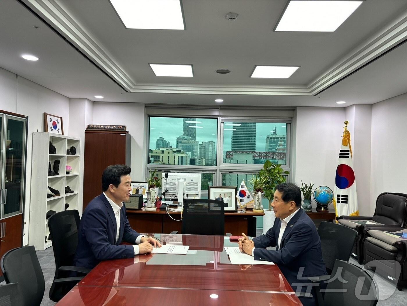 본문 이미지 - 나동연 양산시장이 23일 국회를 방문,윤영석 국회의원실에서 대화하고 있다.(양산시 제공)