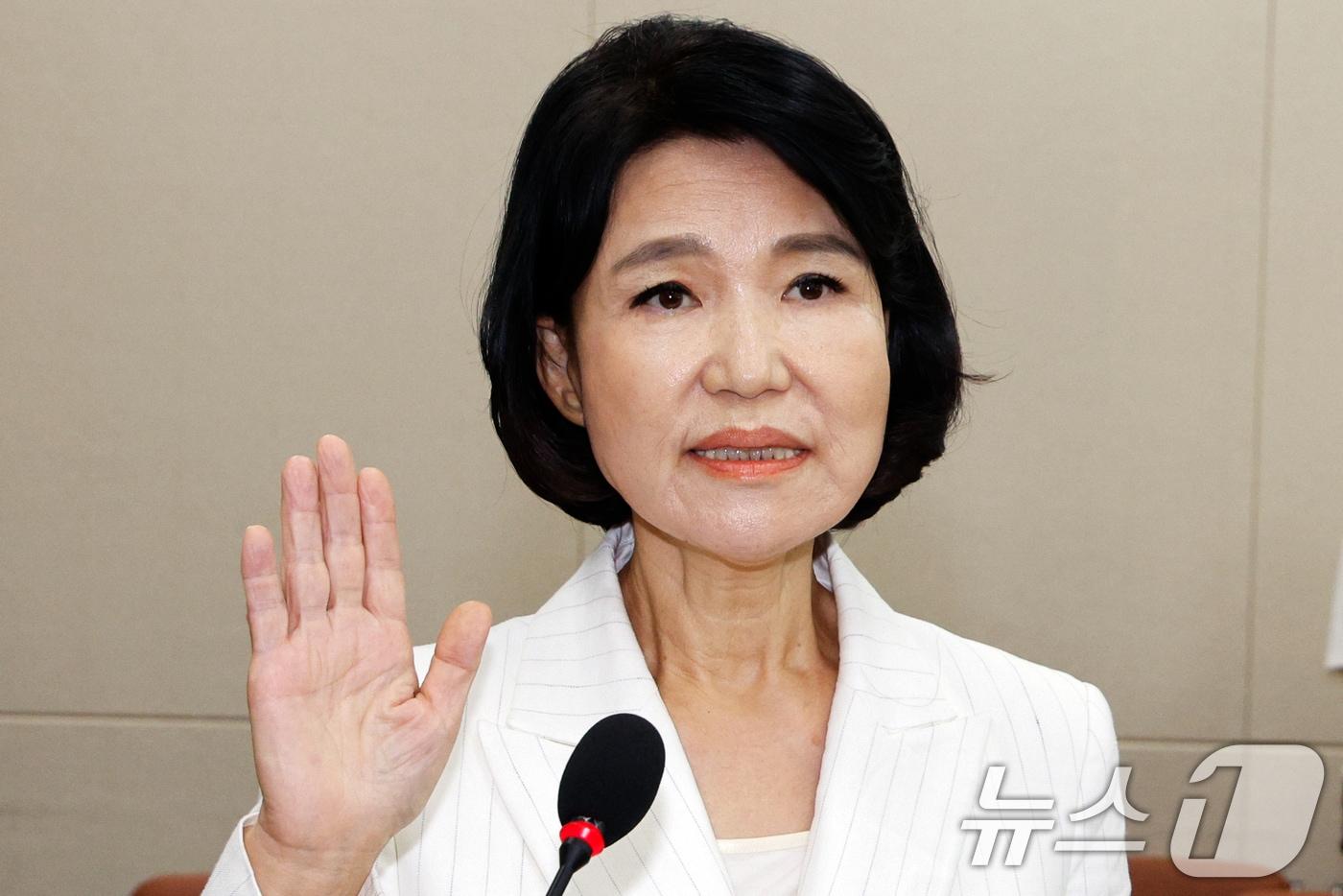 본문 이미지 - 이진숙 방송통신위원회 위원장 후보자가 24일 오전 서울 여의도 국회 과학기술정보방송통신위원회에서 열린 인사청문회에 출석해 선서를 하고 있다. 2024.7.24/뉴스1 ⓒ News1 안은나 기자