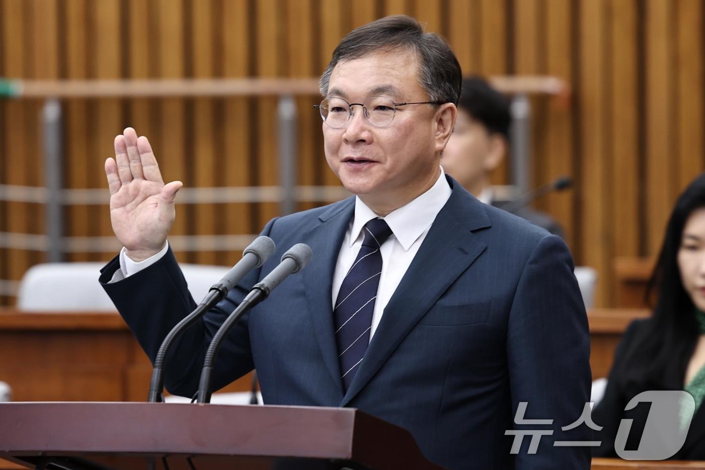 박영재 대법관 후보자가 24일 오전 서울 여의도 국회에서 열린 국회인사청문특별위원회 인사청문회에서 선서하고 있다. 2024.7.24/뉴스1 ⓒ News1 구윤성 기자