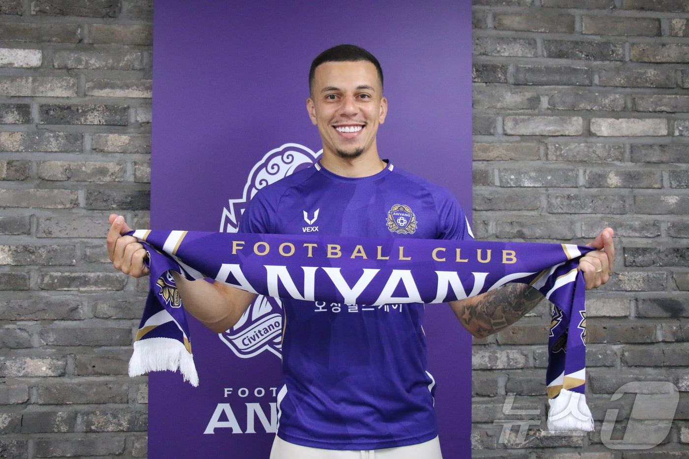 K리그2 FC안양이 브라질 미드필더 마테우스와 재계약을 체결했다.(FC안양 제공)/