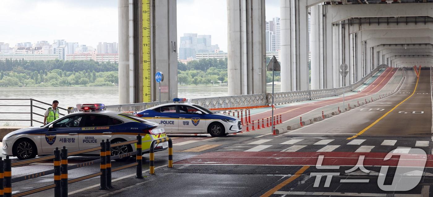 서울 잠수교가 팔당댐의 방류 영향으로 남단부터 북단까지의 차량과 보행자 통행이 전면 통제되고 있다. 2024.7.24/뉴스1 ⓒ News1 김명섭 기자