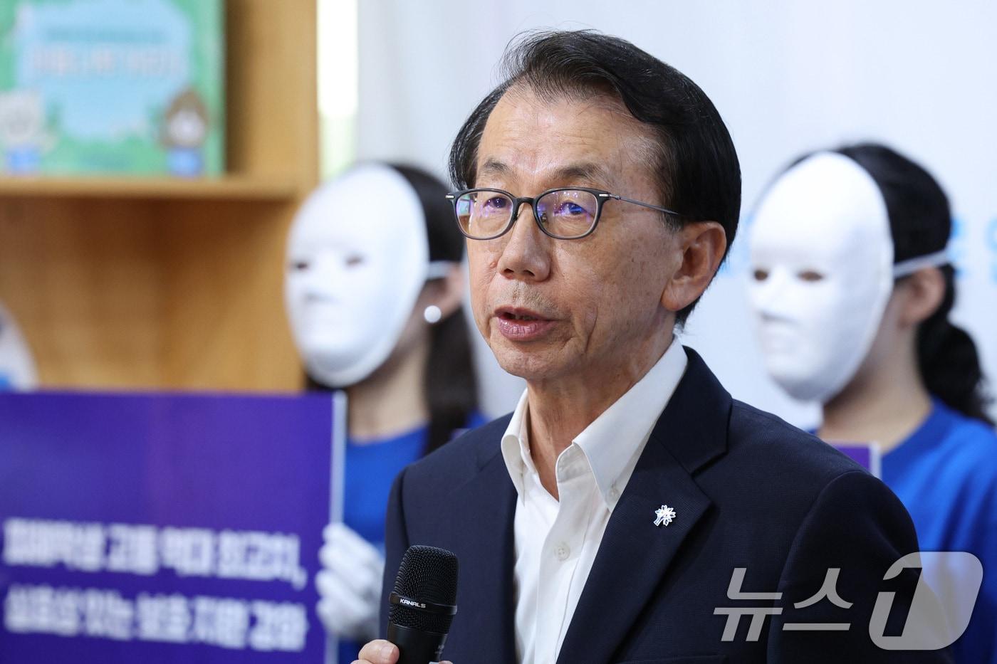 박길성 푸른나무재단 이사장이 24일 오전 서울 서초구 푸른나무재단에서 열린 전국 학교폭력·사이버폭력 실태조사 발표 기자회견에서 인사말을 하고 있다. 2024.7.24/뉴스1 ⓒ News1 신웅수 기자