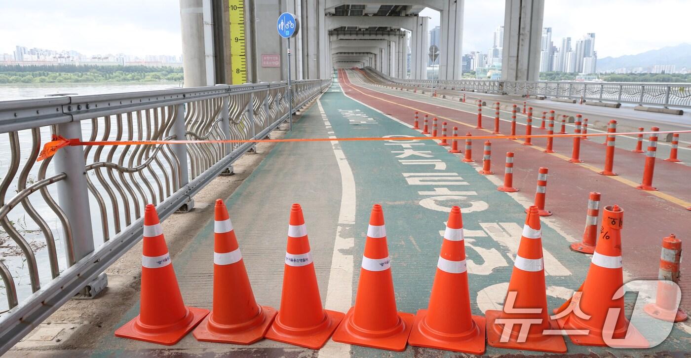 서울 잠수교가 팔당댐의 방류 영향으로 남단부터 북단까지의 차량과 보행자 통행이 전면 통제되고 있다. 2024.7.24/뉴스1 ⓒ News1 김명섭 기자
