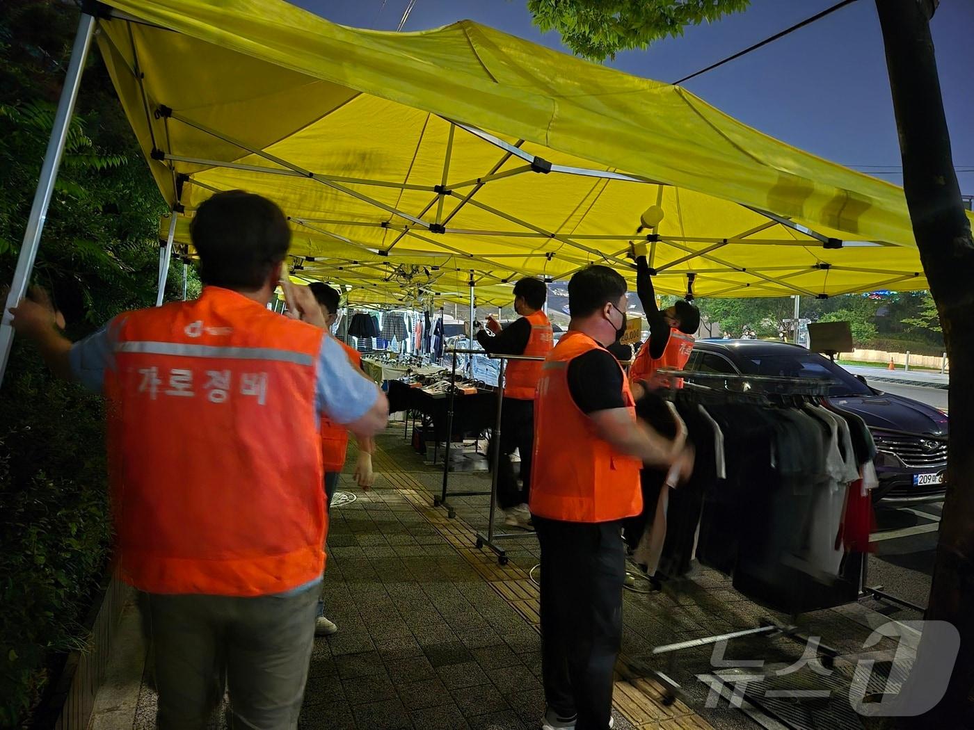 본문 이미지 -  위조상품 유통근절 수사협의체 단속 사진.