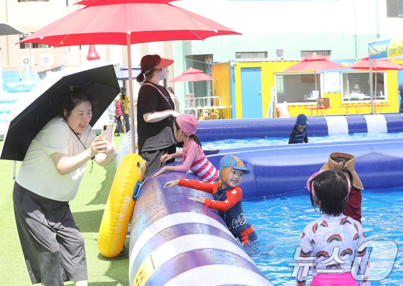 본문 이미지 - 광주·전남 지역에 폭염이 기승을 부리고 있는 24일 광주 북구 우산동 동강대학교에 설치된 물놀이장에서 아이들이 부모님과 함께 물놀이를 즐기고 있다.2024.7.24/뉴스1 ⓒ News1 박지현 기자