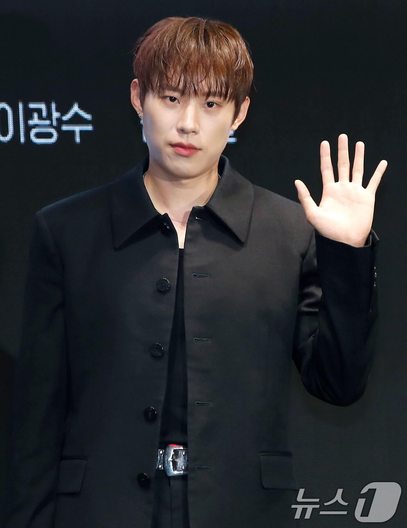 본문 이미지 - 배우 김성철이 24일 서울 영등포구 콘래드 서울 호텔에서 열린 디즈니+ 시리즈 '노 웨이 아웃 : 더 룰렛' 제작발표회에서 포즈를 취하고 있다. '노 웨이 아웃 : 더 룰렛'은 희대의 흉악범 김국호의 목숨에 200억 원의 공개살인청부가 벌어지면서, 이를 둘러싼 출구 없는 인간들의 치열한 싸움을 그린 드라마다. 2024.7.24/뉴스1 ⓒ News1 권현진 기자