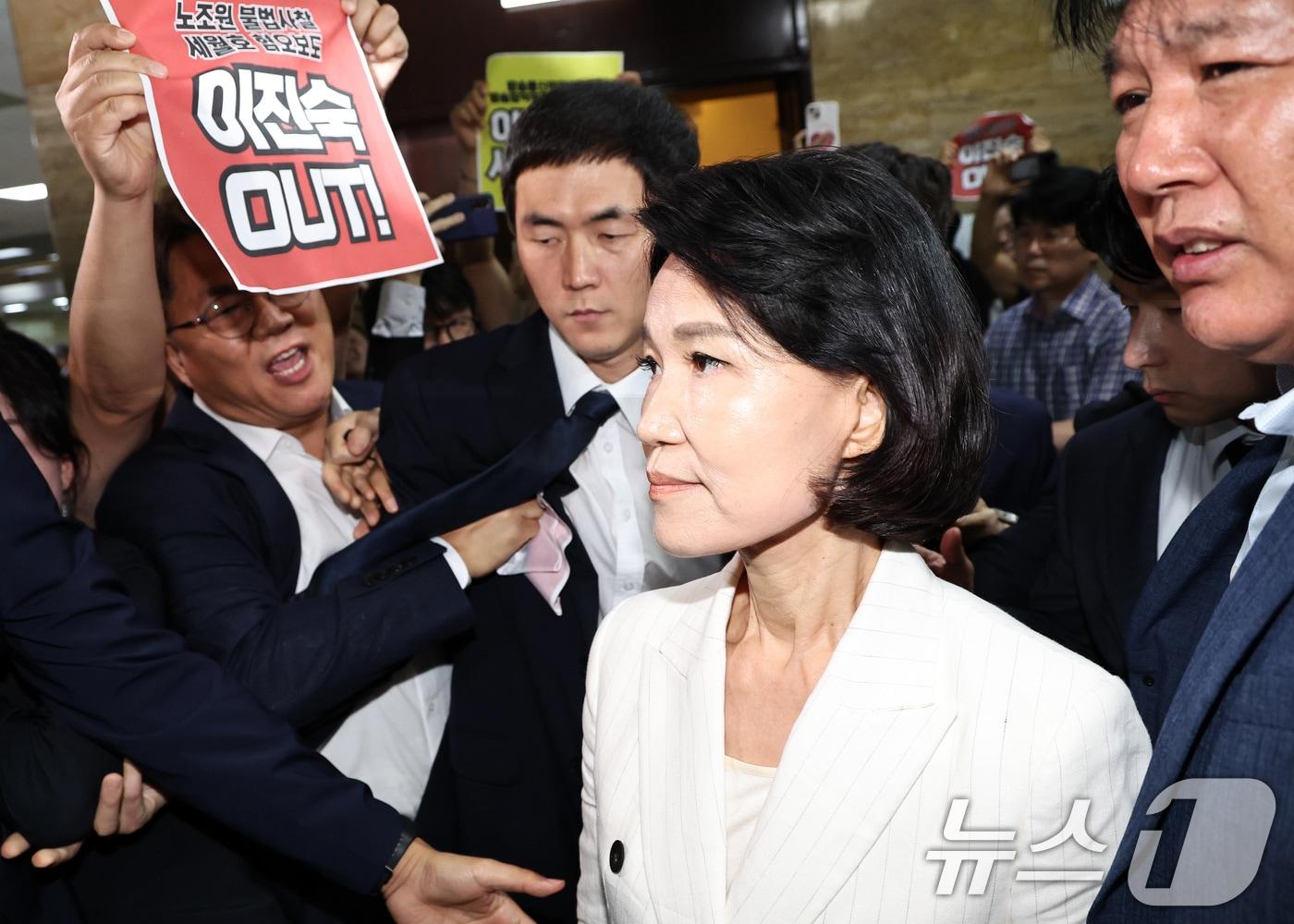 본문 이미지 - 이진숙 방송통신위원회 위원장 후보자가 24일 오전 서울 여의도 국회 과학기술정보방송통신위원회에서 열리는 인사청문회에 야당과 언론단체의 항의를 받으며 출석하고 있다. 2024.7.24/뉴스1 ⓒ News1 구윤성 기자