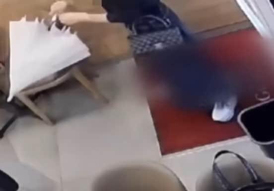 본문 이미지 - 샤넬백을 멘 손님이 카페 알바생의 우산을 훔쳐 갔다. (JTBC '사건반장')