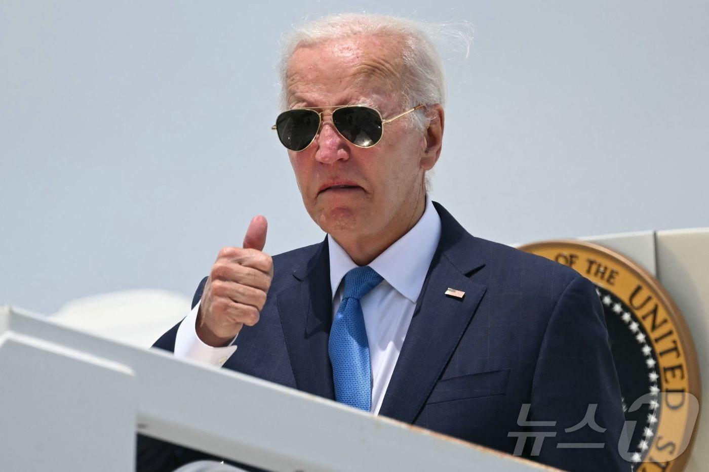 본문 이미지 - 조 바이든 미국 대통령이 23일(현지시간) 코로나19 감염으로 델라웨어주 사저에서 격리를 마치고 백악관으로 복귀하기 위해 도버 공군 기지서 전용기를 타고 있다. 2024.07.24 ⓒ AFP=뉴스1 ⓒ News1 우동명 기자