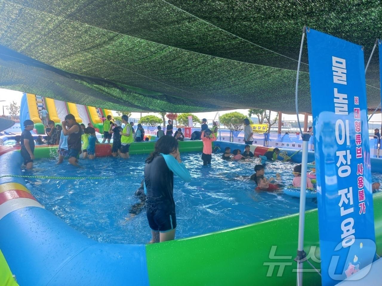 본문 이미지 - 목포 북항 노을공원 어린이 물놀이장.(목포시 제공) 2024.7.24/뉴스1