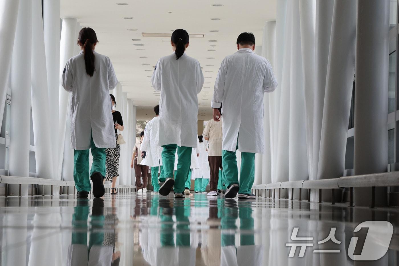 하반기 전공의 모집이 시작된 가운데 서울 빅5 병원을 수련병원으로 둔 의대 교수들이 잇따라 교육 및 지도 거부 의사를 밝히고 있다. 사진은 24일 서울 서초구 서울성모병원의 모습. 2024.7.24/뉴스1 ⓒ News1 신웅수 기자