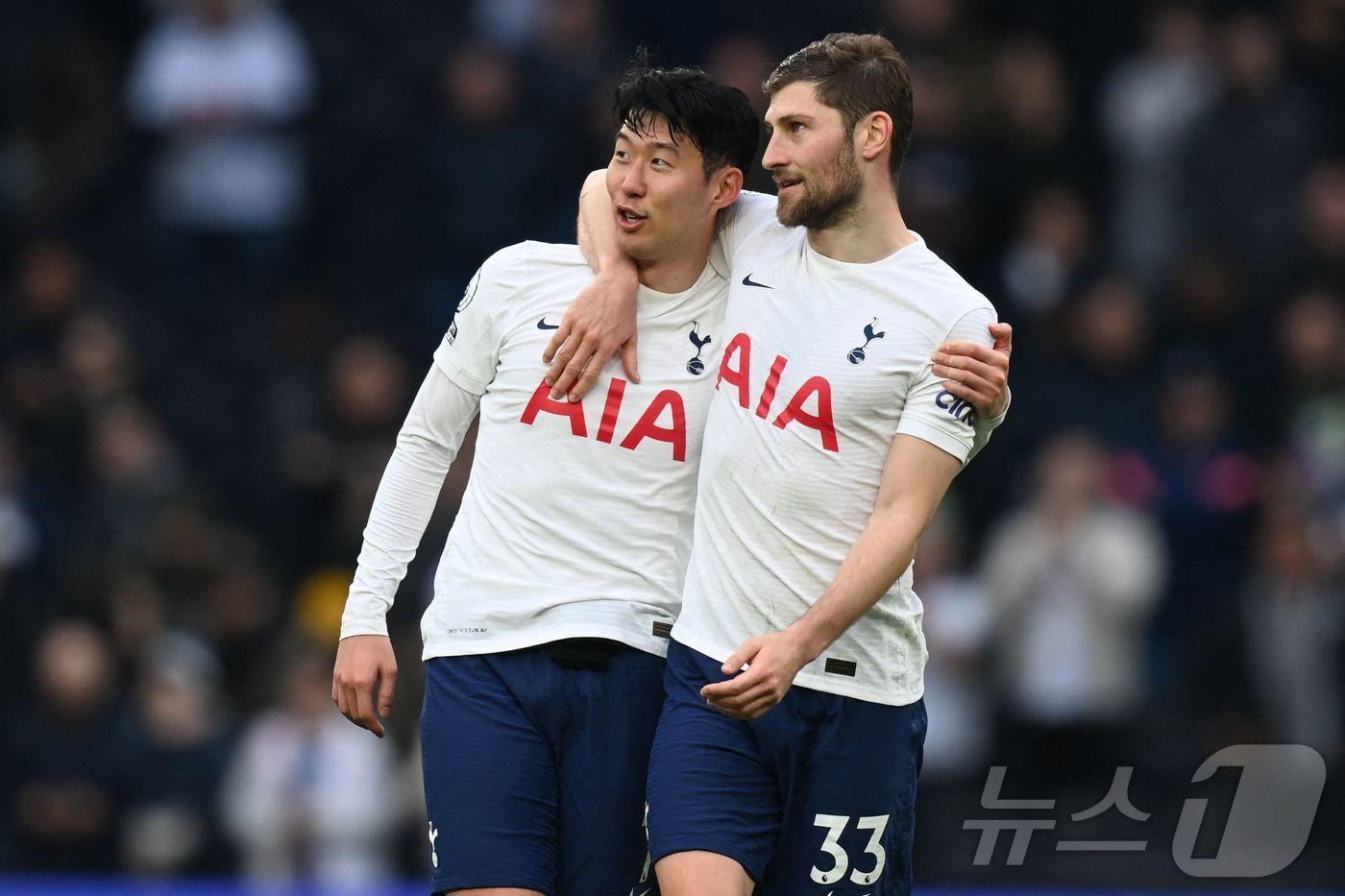 토트넘 홋스퍼에서 2026년까지 함께하는 손흥민과 벤 데이비스. / ⓒ AFP=뉴스1