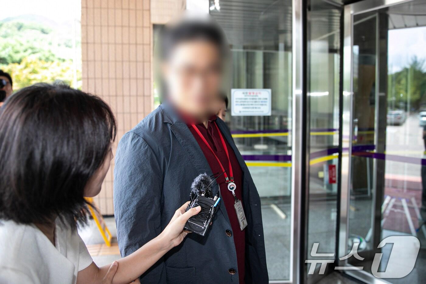 세관 직원들의 마약 조직 연루 사건을 수사하는 과정에서 경찰 고위 간부로부터 수사 외압을 받았다고 주장한 경찰관 A씨가 고발인 조사를 위해 24일 오후 경기 과천시 고위공직자범죄수사처로 들어서고 있다. 2024.7.24/뉴스1 ⓒ News1 이승배 기자