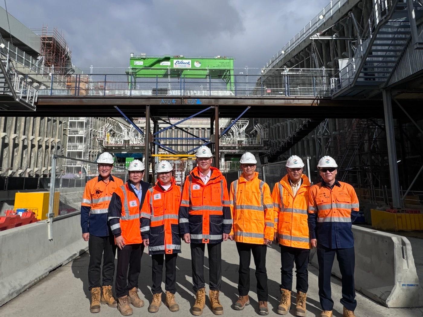 본문 이미지 - 호주 현장에서 허윤홍 GS건설 대표(사진 가운데)가 참석한 가운데 TBM Smoking ceremony 행사에 참석 후 기념사진을 촬영하고 있다. (GS건설 제공)