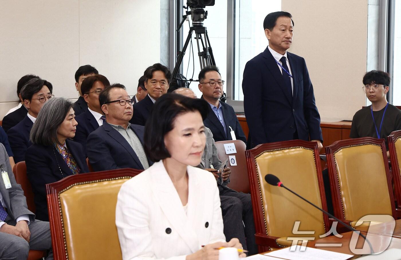 본문 이미지 - 류희림 방송통신심의위원장이 24일 오후 서울 여의도 국회 과학기술정보방송통신위원회에서 열린 이진숙 방송통신위원회 위원장 후보자 인사청문회에 출석해 인사하고 있다. 2024.7.24/뉴스1 ⓒ News1 김민지 기자