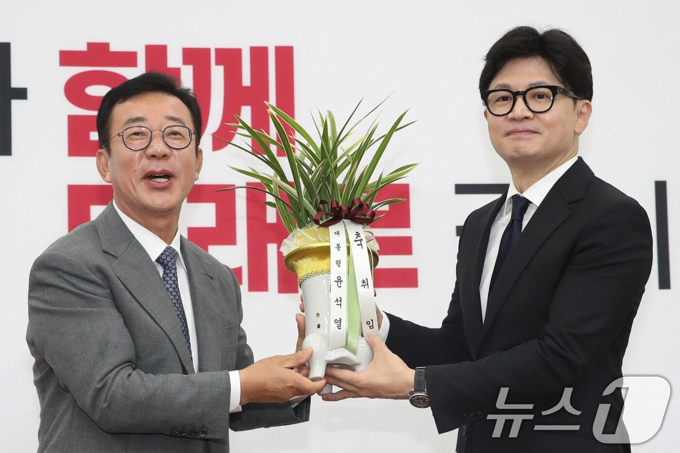 본문 이미지 - 한동훈 국민의힘 대표가 24일 오후 서울 여의도 국회를 찾은 홍철호 정무수석으로부터 윤석열 대통령의 축하난을 전달받고 있다. 2024.7.24/뉴스1 ⓒ News1 이광호 기자