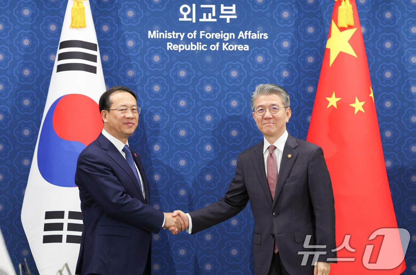 본문 이미지 - 김홍균 외교부 1차관과 마자오쉬 중국 외교부 상무부부장이 24일 서울 종로구 외교부 청사에서 열린 한중외교차관 전략대화에서 기념촬영을 하고 있다. 2024.7.24/뉴스1 ⓒ News1 허경 기자