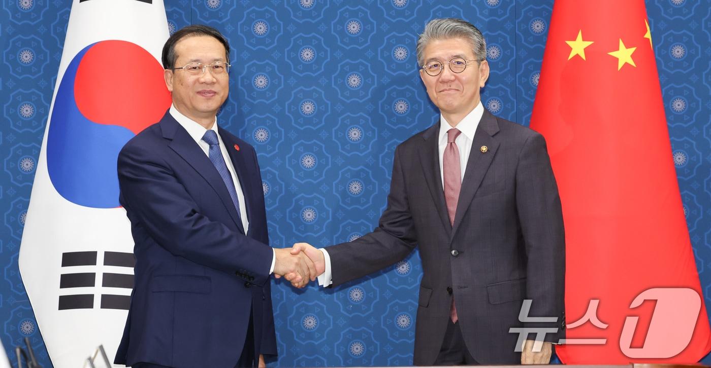 본문 이미지 - 김홍균 외교부 1차관과 마자오쉬 중국 외교부 상무부부장이 24일 서울 종로구 외교부 청사에서 열린 한중외교차관 전략대화에서 기념촬영을 하고 있다. 2024.7.24/뉴스1 ⓒ News1 허경 기자