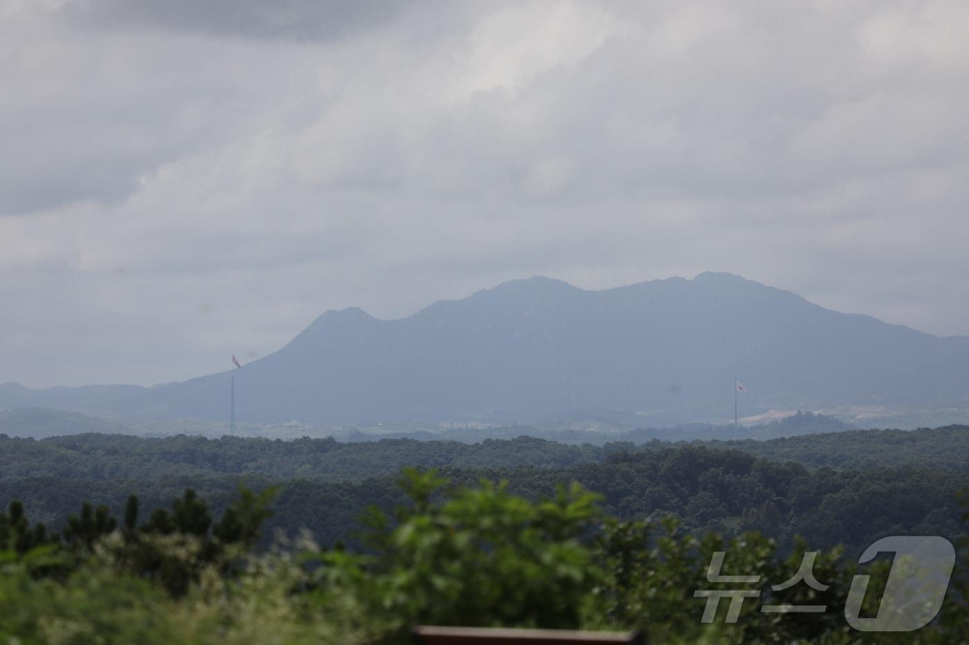 북한이 대남 오물풍선을 살포한 가운데 24일 경기 파주시 접경지대에서 바라본 비무장지대&#40;DMZ&#41; 내 남한 대성동 마을 태극기&#40;오른쪽&#41;와 북한 기정동 마을 인공기&#40;왼쪽&#41;가 마주 보며 펄럭이고 있다. ⓒ News1 윤주현 기자