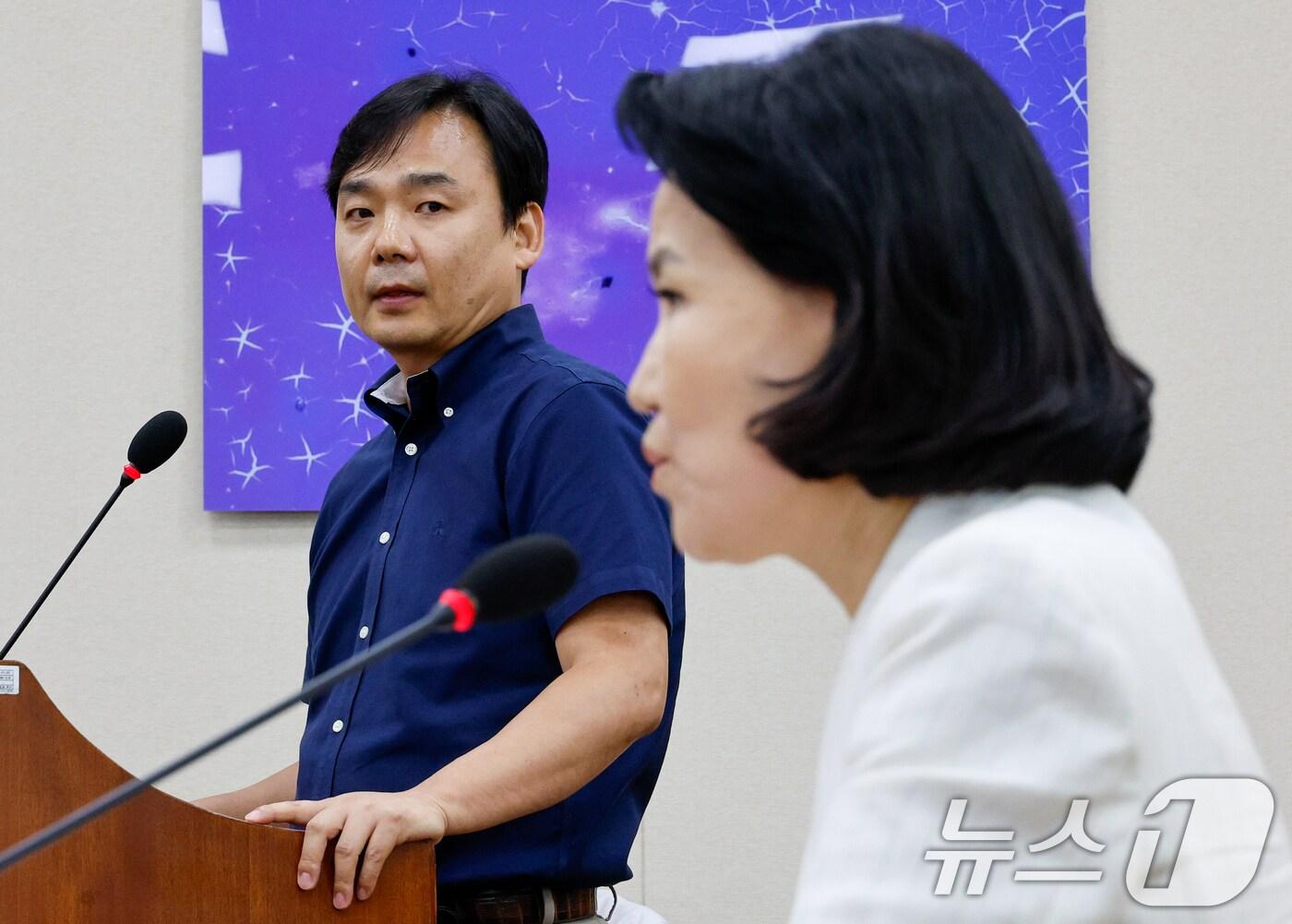 본문 이미지 - 윤창현 전국언론노동조합 위원장이 24일 오후 서울 여의도 국회 과학기술정보방송통신위원회에서 열린 이진숙 방송통신위원장 후보자 인사청문회에서 이 후보자 답변 발언을 듣고 있다. 2024.7.24/뉴스1 ⓒ News1 안은나 기자