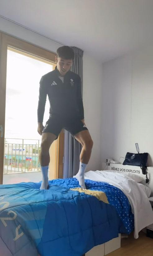 본문 이미지 - 골판지 침대 위에서 점프하며 내구성 확인하는 토마스 데일리.(토마스 데일리 SNS 캡처)