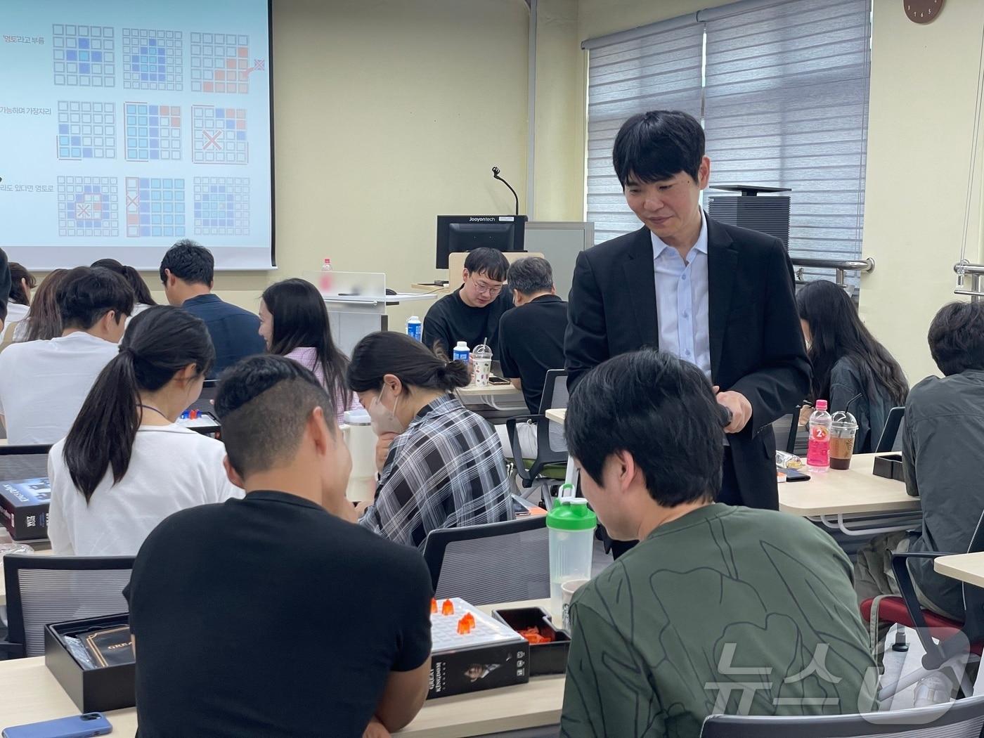 본문 이미지 - 충북도교육청 중원교육문화원(원장 배상근) 학부모성장지원센터는 24일 이세돌 사범을 강사로 초청해 'AI시대, 아이들의 미래는'이란 주제로 특강을 개최했다.(충북교육청 제공)/뉴스1