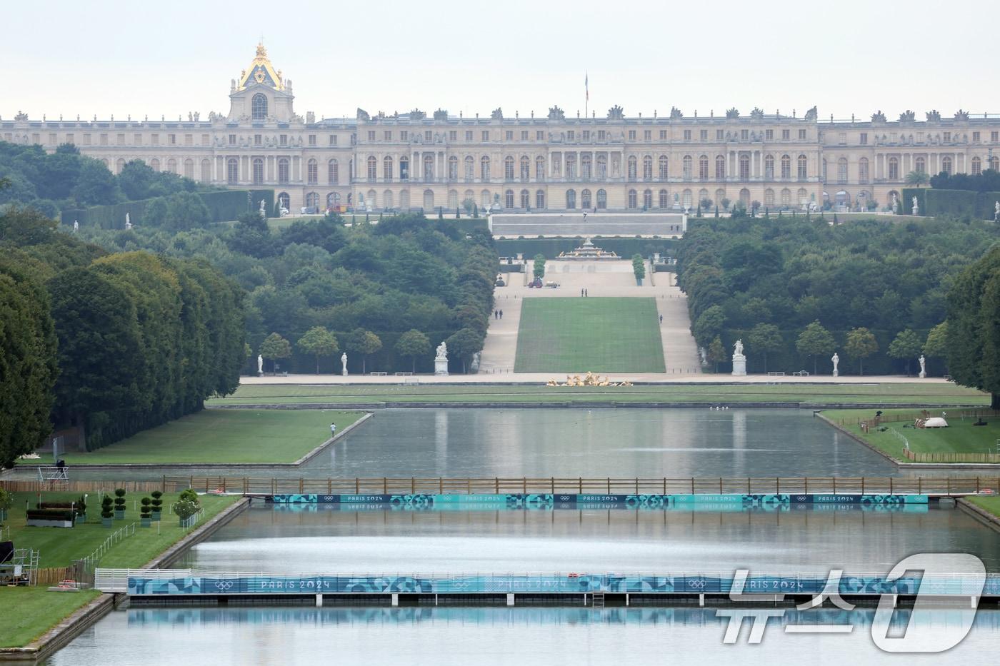 본문 이미지 - 24일 오후(한국시간) 프랑스 베르사유 궁전에 마련된 근대5종과 승마 경기가 펼쳐질 경기장 스탠드에서 궁전이 보이고 있다. 유네스코 세계 문화유산으로 등재된 베르사유 궁전에서는 승마와 근대 5종 경기가 펼쳐진다. 2024.7.24/뉴스1 ⓒ News1 박정호 기자