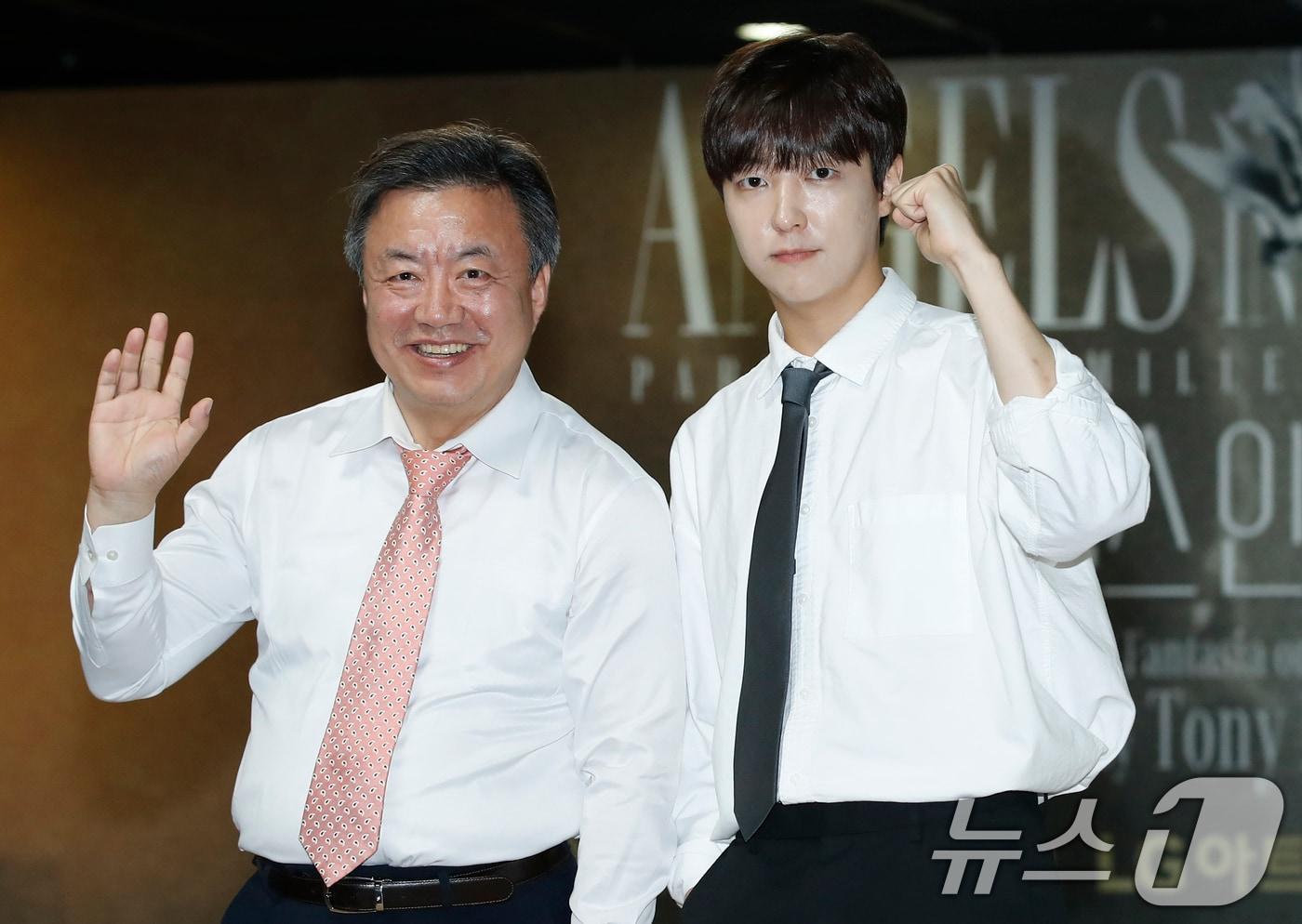 배우 이효정과 이유진 부자가 24일 서울 강북구 미아운정그린캠퍼스에서 열린 연극 ‘엔젤스 인 아메리카’ 기자간담회에서 포즈를 취하고 있다. ‘엔젤스 인 아메리카’는 1991년 초연한 토니 커쉬너의 작품으로 1980년대 미국을 배경으로 종교, 인종, 성향, 정치 등 각종 사회 문제와 다양성을 다룬 작품이다. 2024.7.24/뉴스1 ⓒ News1 권현진 기자