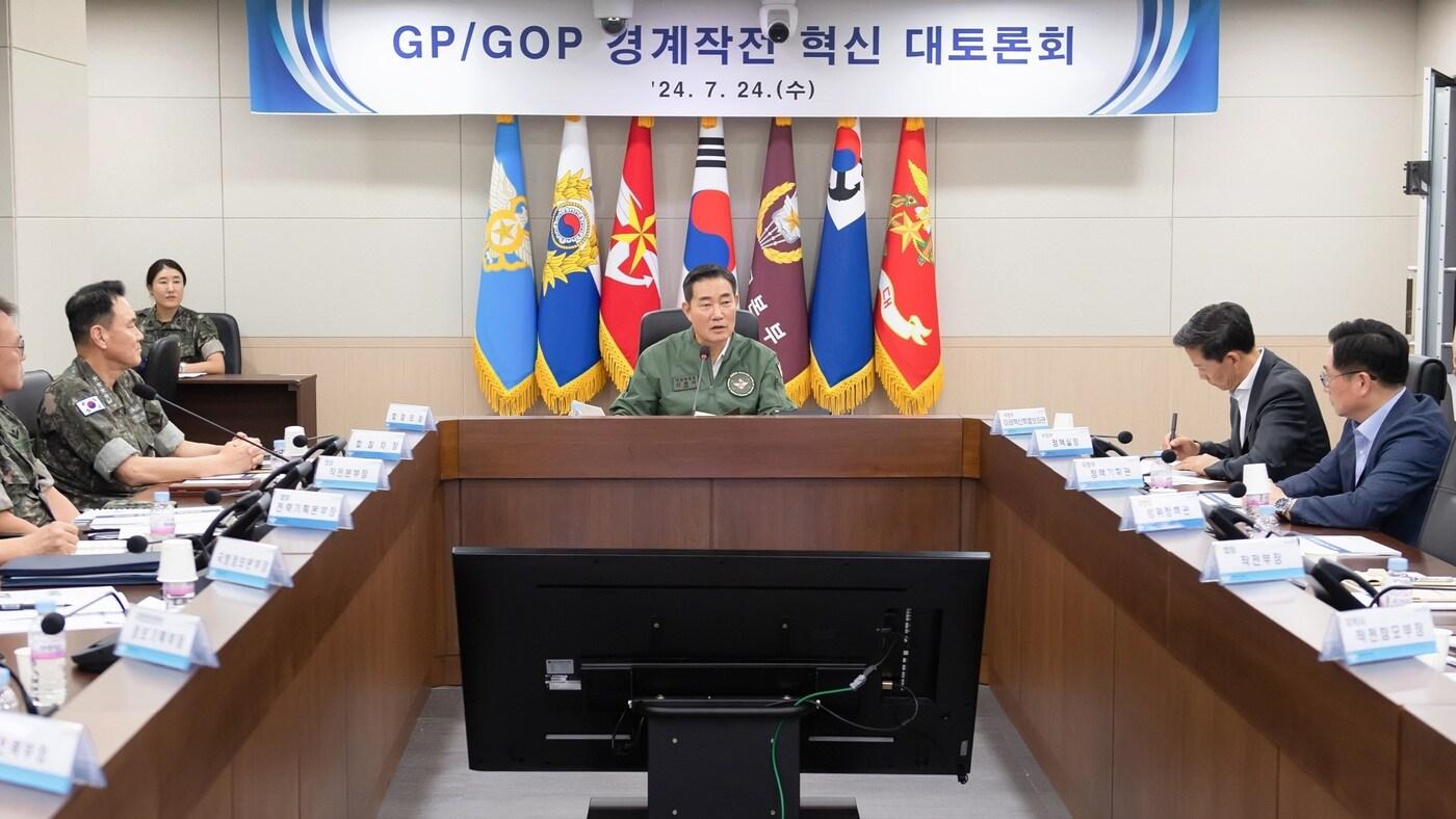 본문 이미지 - 24일 신원식 국방부 장관이 GP·GOP 경계작전 혁신 대토론회 회의를 주관하고 있다.(국방부 제공)