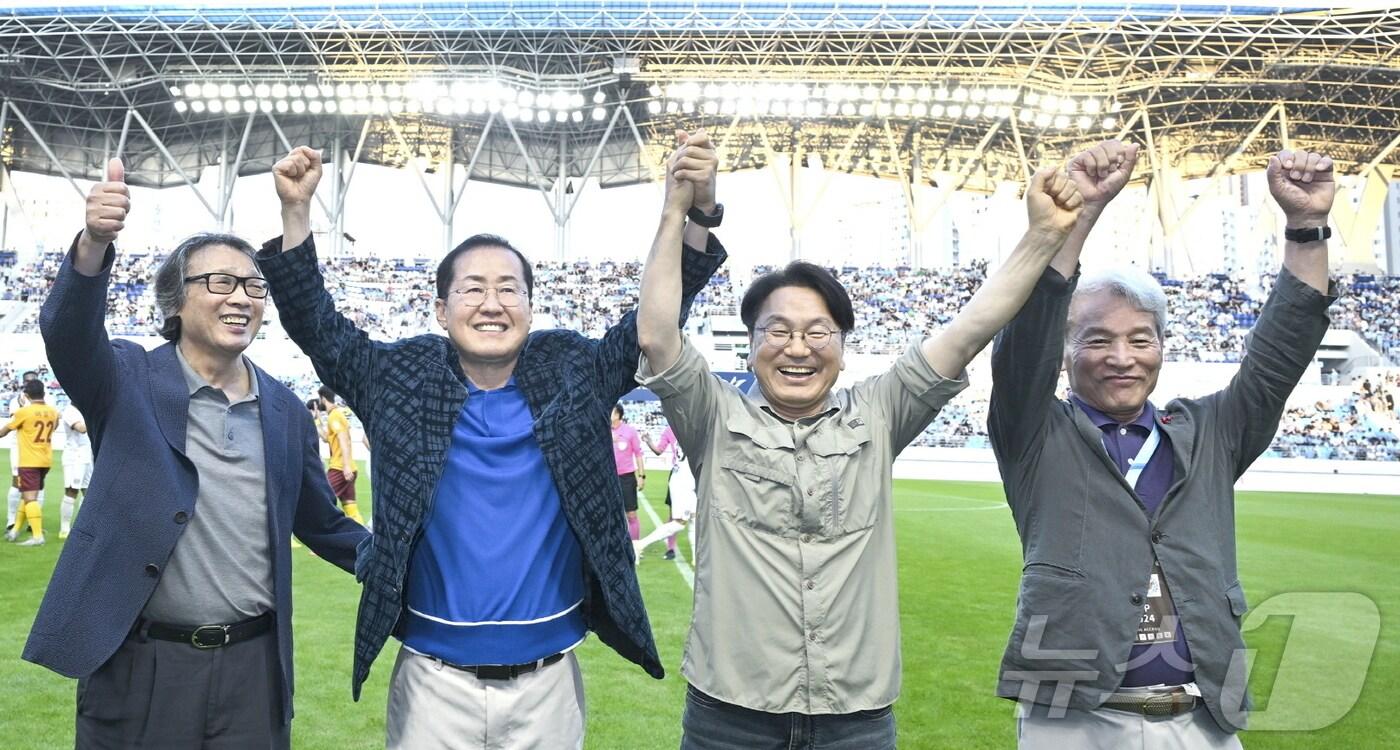 본문 이미지 - 강기정 광주시장이 지난 21일 오후 대구시 DGB대구은행파크를 찾아 광주FC와 대구FC 경기시작에 앞서 홍준표 대구시장과 손을 맞잡고 팬들에게 인사를 하고 있다.(광주시 제공)2024.7.24/뉴스1 