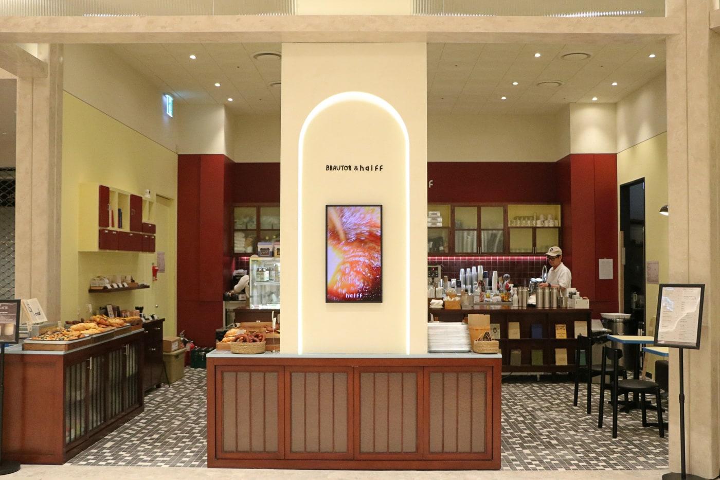 대구신세계 스위트파크 '브라우터&times;하프'. 서울 성수동 프레첼 맛집 브라우터와 버터크림커피로 유명한 하프커피가 협업해 만든 매장(신세계 제공).
