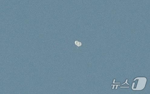 본문 이미지 - 북한이 10번째 대남 오물풍선을 살포한 지난달 24일 오후 서울 종로구 일대 상공에 오물풍선이 떠다니고 있다. 2024.7.24/뉴스1 ⓒ News1 장수영 기자
